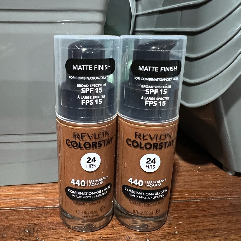 NWT set of 2 - 440 mahogany Revlon colors stay liquid foundation, 24 hours